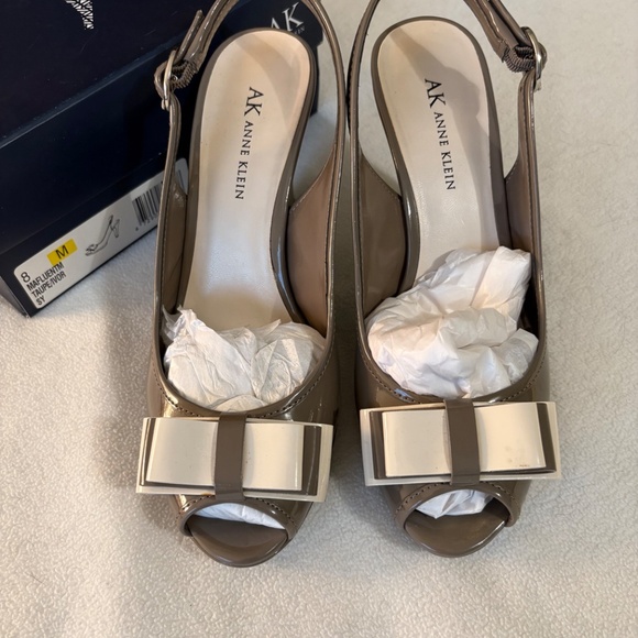 Anne Klein sling back patent leather heels with two tone bow - Picture 2 of 4